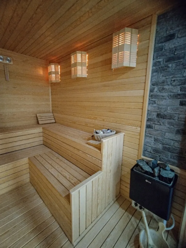 Ahşap Kaplama Sauna Odası & Taş Duvar Detayı