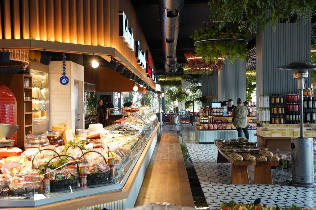 Gurme Şarküteri & Ahşap Tavanlı Teşhir Reyonları