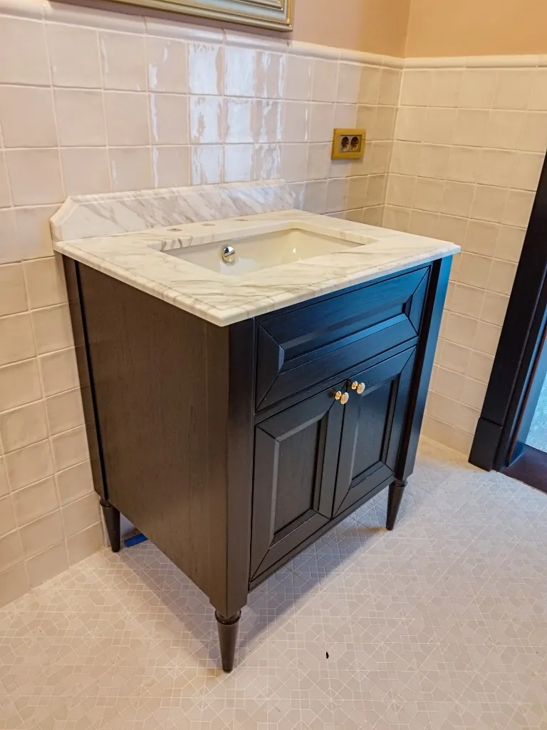Klasik Koyu Ahşap Banyo Dolabı & Mermer Lavabo Tezgahı